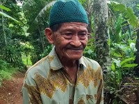 Marbot Lansia Hidup Sebatang Kara Bersandar pada Sepetak Kebun Rempah