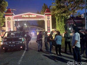 Sempat Ricuh, Massa Aksi Tuntut Bebaskan Ketua Adat Simalungun Bubar