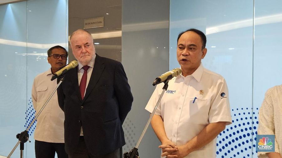 Menkominfo Budi Arie Setiadi usai menerima Presiden World Water Council (WWC) Loic Fauchon di kantor Kominfo, Senin (25/3/2024). (CNBC Indonesia/Intan Rakhmayanti Dewi)