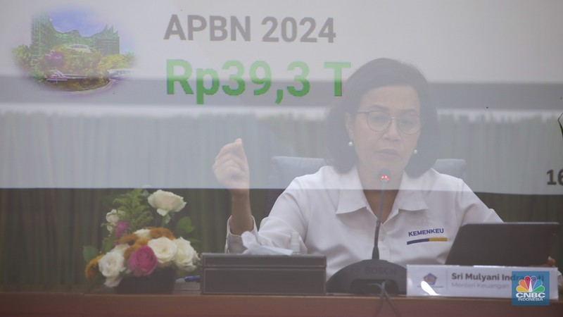 Menteri Keuangan Sri Mulyani memberikan keterangan saat konferensi pers APBN KiTa di kantor Kementerian Keuangan, Jakarta, Senin (25/3/2022). (CNBC Indonesia/Faisal Rahman)