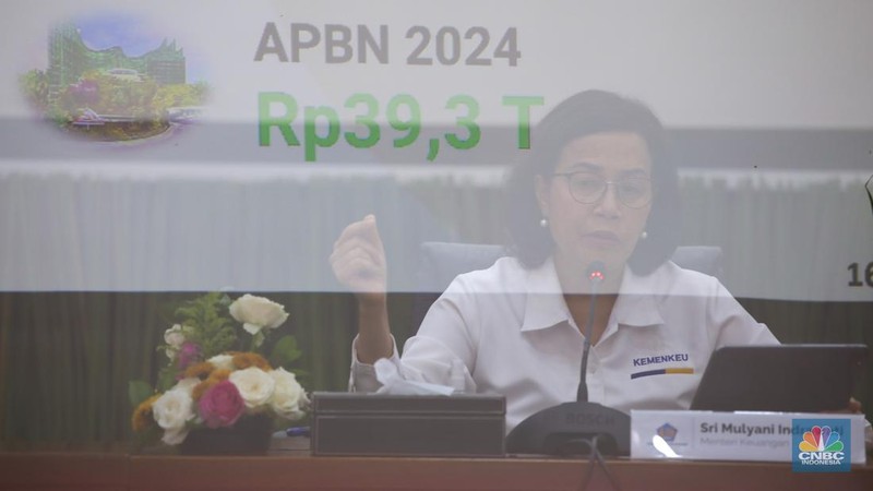 Menteri Keuangan Sri Mulyani memberikan keterangan saat konferensi pers APBN KiTa di kantor Kementerian Keuangan, Jakarta, Senin (25/3/2022). (վ/Faisal Rahman)