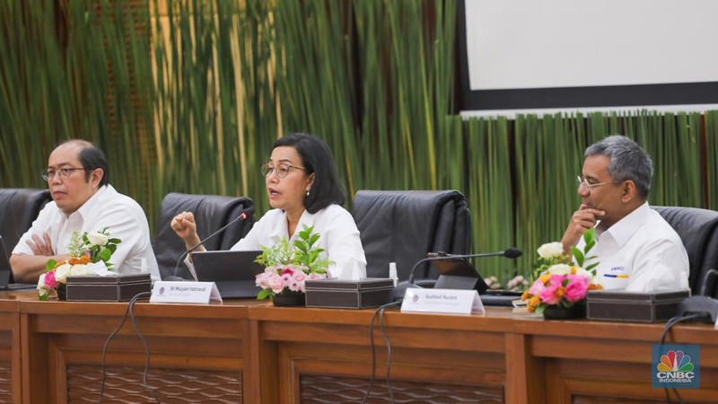 Menteri Keuangan Sri Mulyani memberikan keterangan saat konferensi pers APBN KiTa di kantor Kementerian Keuangan, Jakarta, Senin (25/3/2022). (վ/Faisal Rahman)