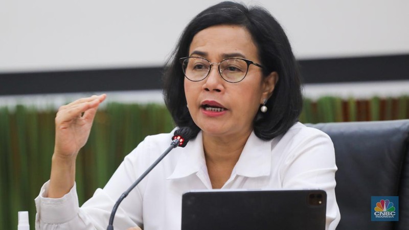 Menteri Keuangan Sri Mulyani memberikan keterangan saat konferensi pers APBN KiTa di kantor Kementerian Keuangan, Jakarta, Senin (25/3/2022). (վ/Faisal Rahman)