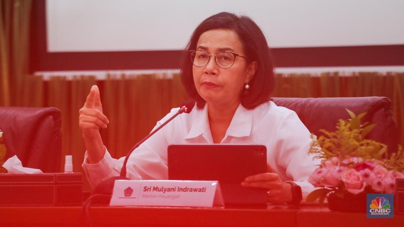 Menteri Keuangan Sri Mulyani memberikan keterangan saat konferensi pers APBN KiTa di kantor Kementerian Keuangan, Jakarta, Senin (25/3/2022). (վ/Faisal Rahman)