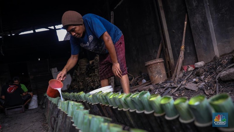 Pekerja menyelesaikan produksi lemang di kawasan Senen, Jakarta, Senen (25/3/2024). (CNBC Indonesia/Faisal Rahman)