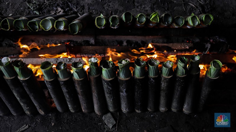 Pekerja menyelesaikan produksi lemang di kawasan Senen, Jakarta, Senen (25/3/2024). (CNBC Indonesia/Faisal Rahman)