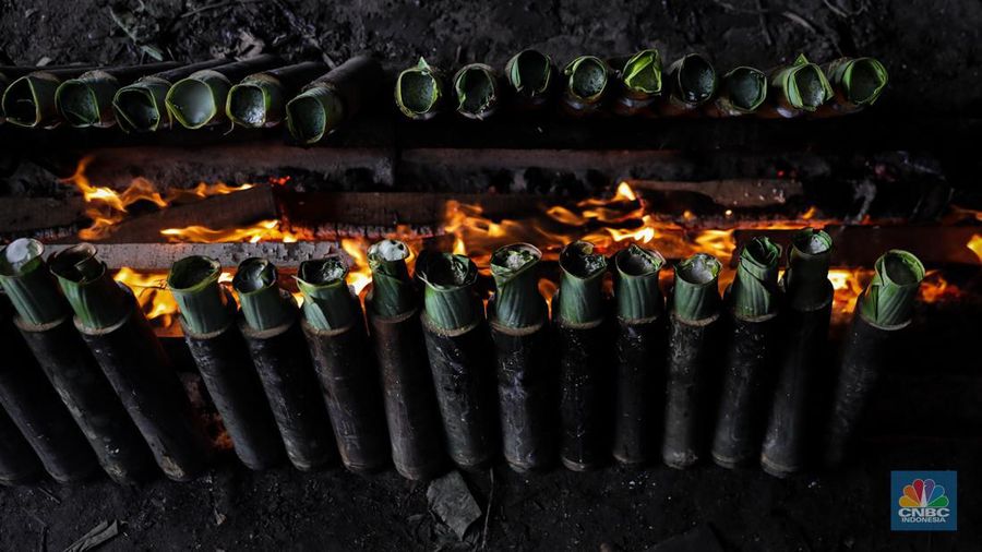 Pekerja menyelesaikan produksi lemang di kawasan Senen, Jakarta, Senen (25/3/2024). (CNBC Indonesia/Faisal Rahman)