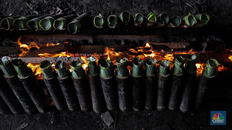 Pekerja menyelesaikan produksi lemang di kawasan Senen, Jakarta, Senen (25/3/2024). (CNBC Indonesia/Faisal Rahman)