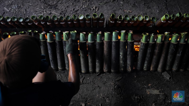 Pekerja menyelesaikan produksi lemang di kawasan Senen, Jakarta, Senen (25/3/2024). (CNBC Indonesia/Faisal Rahman)