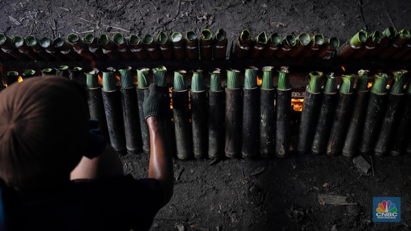 Pekerja menyelesaikan produksi lemang di kawasan Senen, Jakarta, Senen (25/3/2024). (CNBC Indonesia/Faisal Rahman)