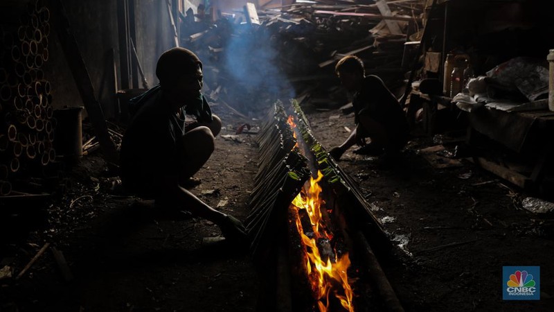 Pekerja menyelesaikan produksi lemang di kawasan Senen, Jakarta, Senen (25/3/2024). (CNBC Indonesia/Faisal Rahman)