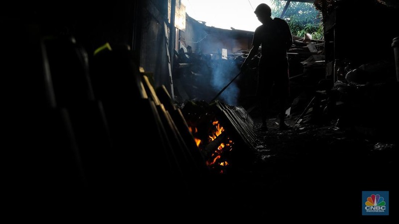 Pekerja menyelesaikan produksi lemang di kawasan Senen, Jakarta, Senen (25/3/2024). (CNBC Indonesia/Faisal Rahman)