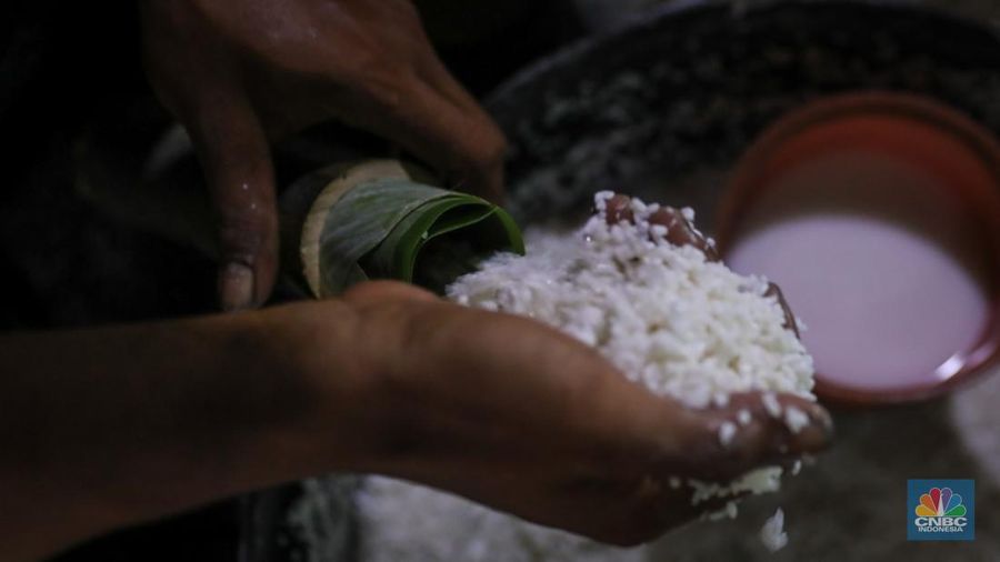 Pekerja menyelesaikan produksi lemang di kawasan Senen, Jakarta, Senen (25/3/2024). (CNBC Indonesia/Faisal Rahman)