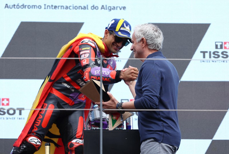 Jose Mourinho terlibat dalam acara MotoGP Portugal 2024 di mana ia menjadi pengibar bendera di garis finish dan ikut serta dalam penyerahan trofi di podium. (Instagram @josemourinho)