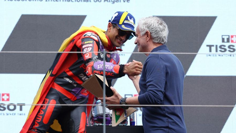 Jose Mourinho terlibat dalam acara MotoGP Portugal 2024 di mana ia menjadi pengibar bendera di garis finish dan ikut serta dalam penyerahan trofi di podium. (Instagram @josemourinho)