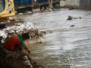 Kali Luber Bikin Banjir dan Macet Panjang di Hek Kramat Jati