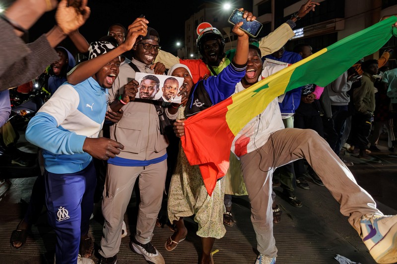 Pendukung calon presiden Senegal Bassirou Diomaye Faye merayakan hasil awal yang menunjukkan bahwa Faye memimpin penghitungan awal pemilihan presiden, di Dakar, Senegal, 24 Maret 2024. (REUTERS/Luc Gnago)