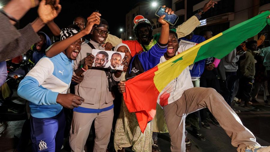 Pendukung calon presiden Senegal Bassirou Diomaye Faye merayakan hasil awal yang menunjukkan bahwa Faye memimpin penghitungan awal pemilihan presiden, di Dakar, Senegal, 24 Maret 2024. (REUTERS/Luc Gnago)
