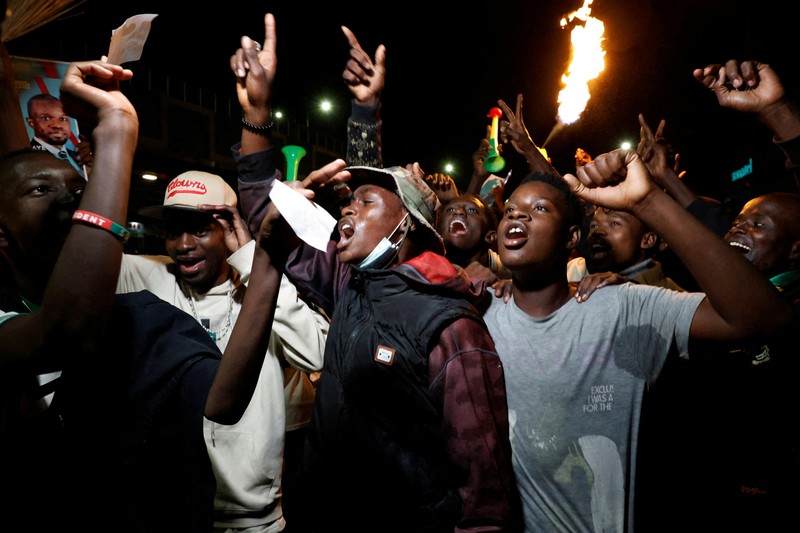 Pendukung calon presiden Senegal Bassirou Diomaye Faye merayakan hasil awal yang menunjukkan bahwa Faye memimpin penghitungan awal pemilihan presiden, di Dakar, Senegal, 24 Maret 2024. (REUTERS/Luc Gnago)