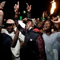 Pendukung calon presiden Senegal Bassirou Diomaye Faye merayakan hasil awal yang menunjukkan bahwa Faye memimpin penghitungan awal pemilihan presiden, di Dakar, Senegal, 24 Maret 2024. (REUTERS/Luc Gnago)
