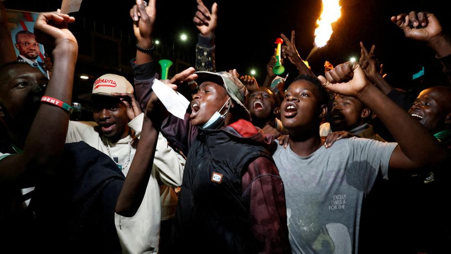 Pendukung calon presiden Senegal Bassirou Diomaye Faye merayakan hasil awal yang menunjukkan bahwa Faye memimpin penghitungan awal pemilihan presiden, di Dakar, Senegal, 24 Maret 2024. (REUTERS/Luc Gnago)