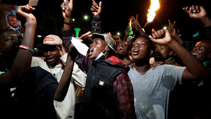 Pendukung calon presiden Senegal Bassirou Diomaye Faye merayakan hasil awal yang menunjukkan bahwa Faye memimpin penghitungan awal pemilihan presiden, di Dakar, Senegal, 24 Maret 2024. (REUTERS/Luc Gnago)