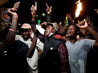 Pendukung calon presiden Senegal Bassirou Diomaye Faye merayakan hasil awal yang menunjukkan bahwa Faye memimpin penghitungan awal pemilihan presiden, di Dakar, Senegal, 24 Maret 2024. (REUTERS/Luc Gnago)