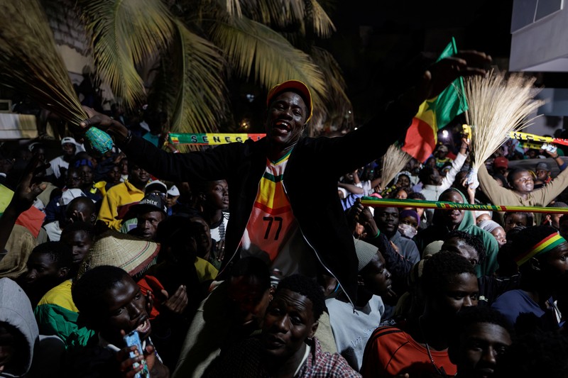 Pendukung calon presiden Senegal Bassirou Diomaye Faye merayakan hasil awal yang menunjukkan bahwa Faye memimpin penghitungan awal pemilihan presiden, di Dakar, Senegal, 24 Maret 2024. Pendukung calon presiden Senegal Bassirou Diomaye Faye merayakan hasil awal yang menunjukkan bahwa Faye memimpin penghitungan awal pemilihan presiden, di Dakar, Senegal, 24 Maret 2024. (REUTERS/Luc Gnago)