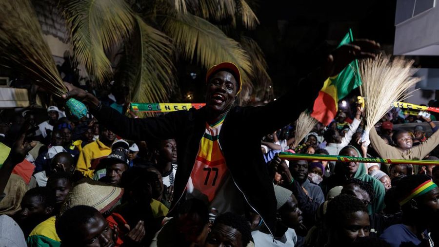 Pendukung calon presiden Senegal Bassirou Diomaye Faye merayakan hasil awal yang menunjukkan bahwa Faye memimpin penghitungan awal pemilihan presiden, di Dakar, Senegal, 24 Maret 2024. (REUTERS/Zohra Bensemra)