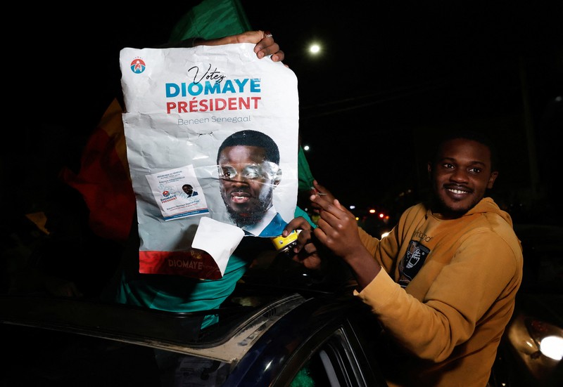 Pendukung calon presiden Senegal Bassirou Diomaye Faye merayakan hasil awal yang menunjukkan bahwa Faye memimpin penghitungan awal pemilihan presiden, di Dakar, Senegal, 24 Maret 2024. Pendukung calon presiden Senegal Bassirou Diomaye Faye merayakan hasil awal yang menunjukkan bahwa Faye memimpin penghitungan awal pemilihan presiden, di Dakar, Senegal, 24 Maret 2024. (REUTERS/Luc Gnago)