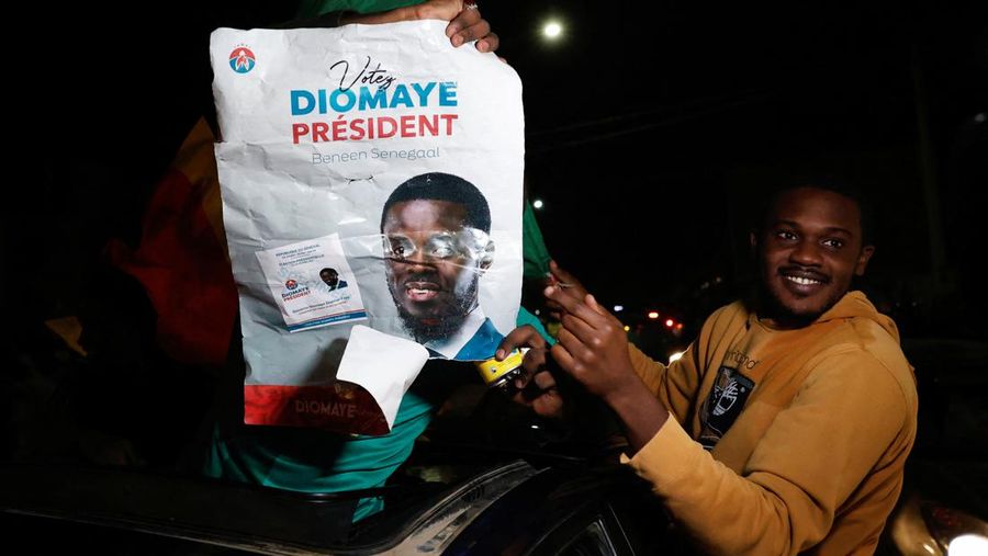 Pendukung calon presiden Senegal Bassirou Diomaye Faye merayakan hasil awal yang menunjukkan bahwa Faye memimpin penghitungan awal pemilihan presiden, di Dakar, Senegal, 24 Maret 2024. (REUTERS/Luc Gnago)