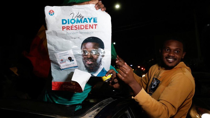 Pendukung calon presiden Senegal Bassirou Diomaye Faye merayakan hasil awal yang menunjukkan bahwa Faye memimpin penghitungan awal pemilihan presiden, di Dakar, Senegal, 24 Maret 2024. (REUTERS/Luc Gnago)