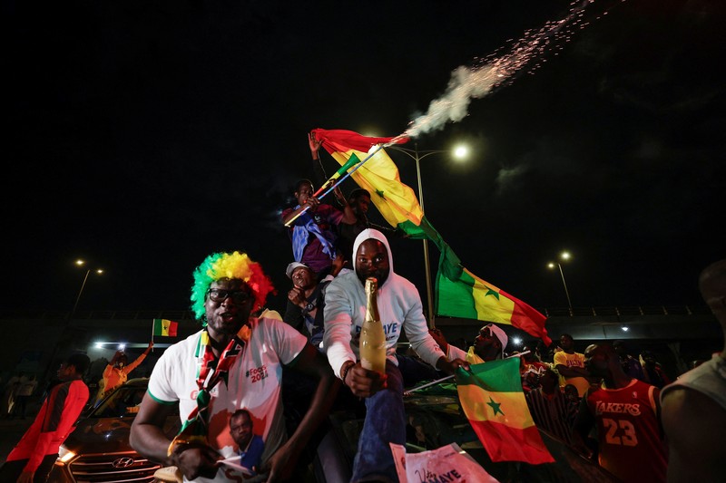 Pendukung calon presiden Senegal Bassirou Diomaye Faye merayakan hasil awal yang menunjukkan bahwa Faye memimpin penghitungan awal pemilihan presiden, di Dakar, Senegal, 24 Maret 2024. (REUTERS/Luc Gnago)