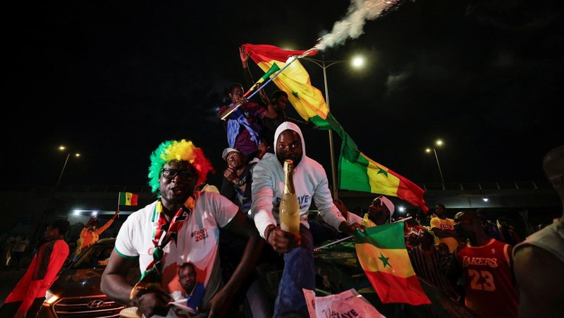 Pendukung calon presiden Senegal Bassirou Diomaye Faye merayakan hasil awal yang menunjukkan bahwa Faye memimpin penghitungan awal pemilihan presiden, di Dakar, Senegal, 24 Maret 2024. (REUTERS/Luc Gnago)