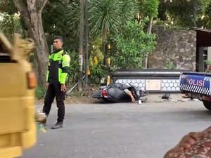 Hilang Kendali, Pemotor di Mataram Tabrak Tiang Listrik hingga Tewas
