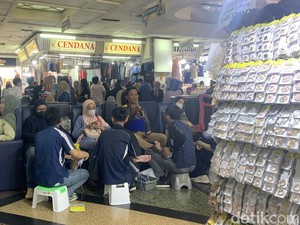 Pasar Tanah Abang Dipenuhi Pengunjung Saat Ramadan, Jasa Pijat Laris Manis