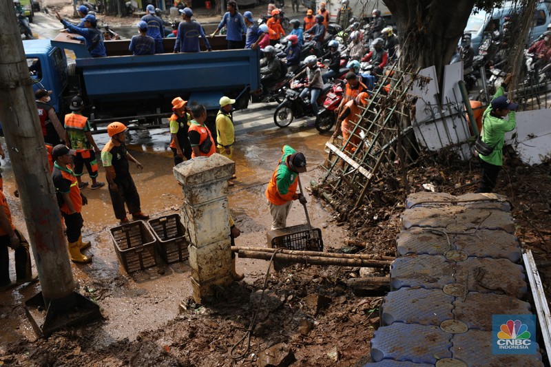 Petugas Penanganan Prasarana dan Sarana Umum (PPSU) membersihkan sisa-sisa sampah di proyek tanggul kali Hek kawasan Kramat Jati jati, Jakarta, Senin (25/3/2024). Petugas Penanganan Prasarana dan Sarana Umum (PPSU) membersihkan sisa-sisa sampah di proyek tanggul kali Hek kawasan Kramat Jati jati, Jakarta, Senin (25/3/2024). (CNBC Indonesia/Tri Susilo)