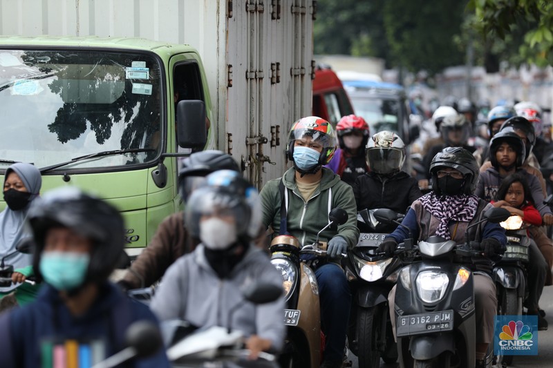 Petugas Penanganan Prasarana dan Sarana Umum (PPSU) membersihkan sisa-sisa sampah di proyek tanggul kali Hek kawasan Kramat Jati jati, Jakarta, Senin (25/3/2024). Petugas Penanganan Prasarana dan Sarana Umum (PPSU) membersihkan sisa-sisa sampah di proyek tanggul kali Hek kawasan Kramat Jati jati, Jakarta, Senin (25/3/2024). (CNBC Indonesia/Tri Susilo)