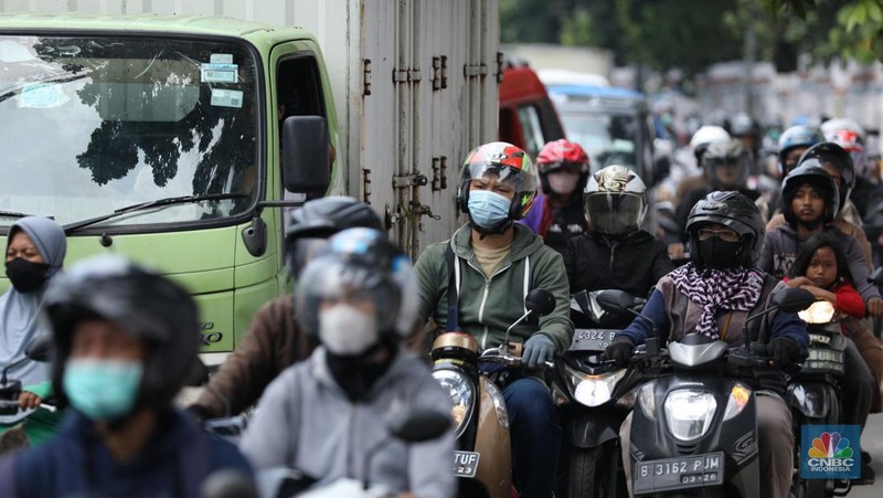 Petugas Penanganan Prasarana dan Sarana Umum (PPSU) membersihkan sisa-sisa sampah di proyek tanggul kali Hek kawasan Kramat Jati jati, Jakarta, Senin (25/3/2024). (CNBC Indonesia/Tri Susilo)