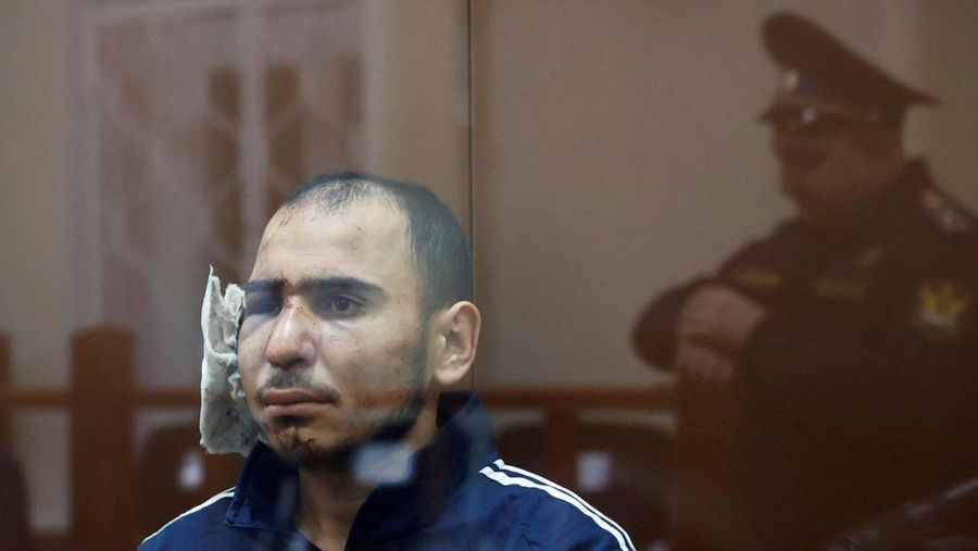 Saidakrami Murodali Rachabalizoda, tersangka penembakan di tempat konser Balai Kota Crocus, duduk di balik dinding kaca kandang terdakwa di pengadilan distrik Basmanny di Moskow, Rusia 24 Maret 2024. (REUTERS/Yulia Morozova)     TPX IMAGES OF THE DAY