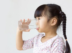 Air Murni Vs Mineral, Mana yang Lebih Baik buat Anak?