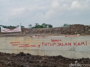 Muncul Coretan Jangan Tutup Jalan Kami di Proyek Tol Jogja-Solo Klaten