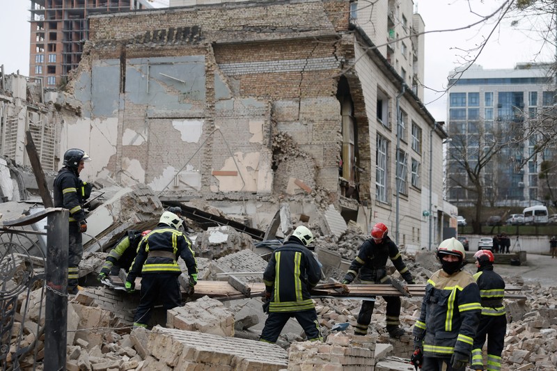 Gedung lembaga pendidikan yang terbakar setelah serangan rudal Rusia ke Ukraina di Odesa, Ukraina, Senin (29/4/2024). (REUTERS/Sergey Smolentsev)