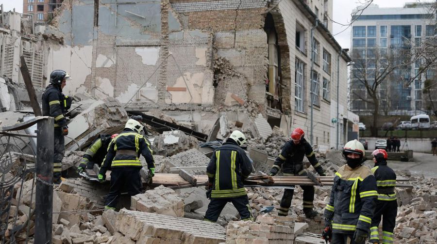 Gedung lembaga pendidikan yang terbakar setelah serangan rudal Rusia ke Ukraina di Odesa, Ukraina, Senin (29/4/2024). (REUTERS/Sergey Smolentsev)