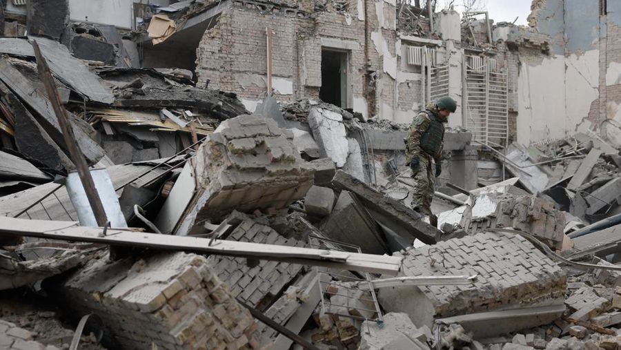 Rescuers work at the site of a building damaged by a Russian missile strike, amid Russia's attack on Ukraine, in Kyiv, Ukraine, March 25, 2024. REUTERS/Valentyn Ogirenko