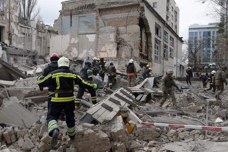 UKRAINE-CRISIS/ATTACK-KYIV Rescuers work at the site of a building damaged by a Russian missile strike, amid Russia's attack on Ukraine, in Kyiv, Ukraine, March 25, 2024. REUTERS/Valentyn Ogirenko