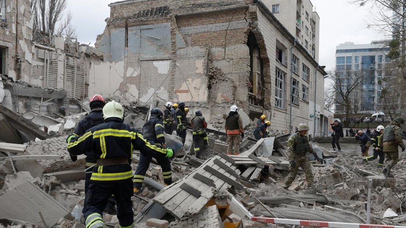 Rescuers work at the site of a building damaged by a Russian missile strike, amid Russia's attack on Ukraine, in Kyiv, Ukraine, March 25, 2024. REUTERS/Valentyn Ogirenko