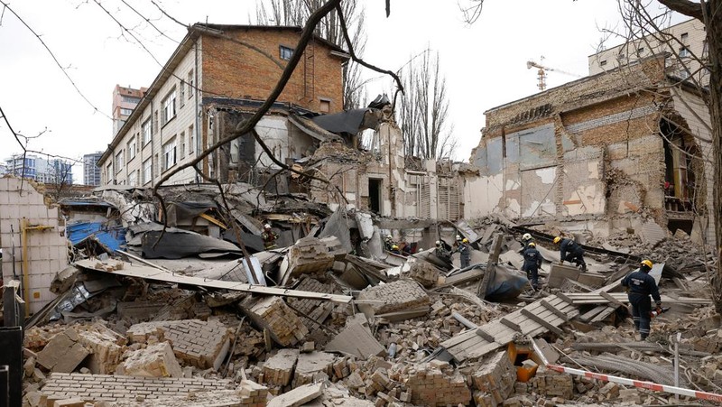 Rescuers work at the site of a building damaged by a Russian missile strike, amid Russia's attack on Ukraine, in Kyiv, Ukraine, March 25, 2024. REUTERS/Valentyn Ogirenko