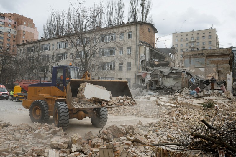 UKRAINE-CRISIS/ATTACK-KYIV Rescuers work at the site of a building damaged by a Russian missile strike, amid Russia's attack on Ukraine, in Kyiv, Ukraine, March 25, 2024. REUTERS/Valentyn Ogirenko