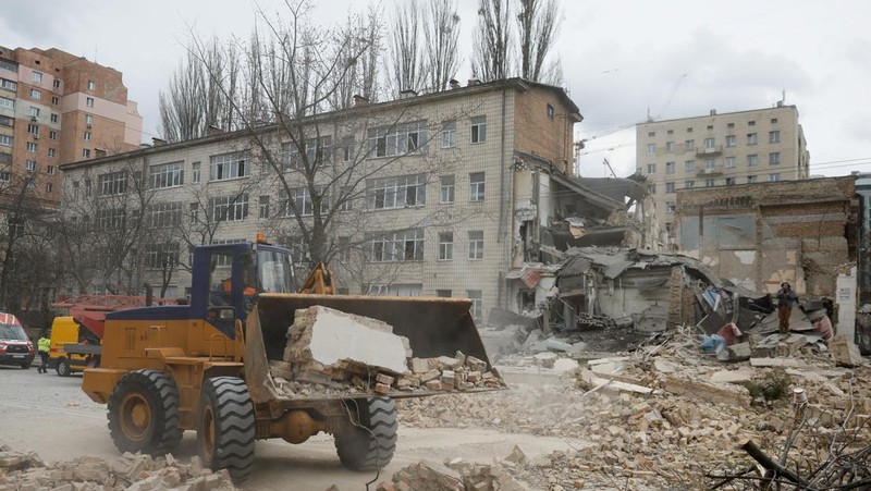 Rescuers work at the site of a building damaged by a Russian missile strike, amid Russia's attack on Ukraine, in Kyiv, Ukraine, March 25, 2024. REUTERS/Valentyn Ogirenko